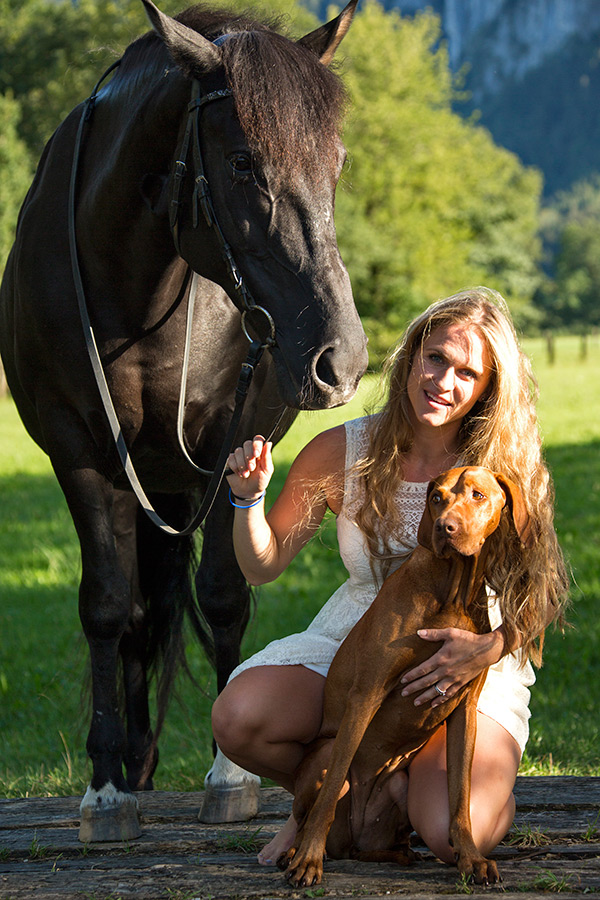 Melanie Offner mit Pferd und Hund